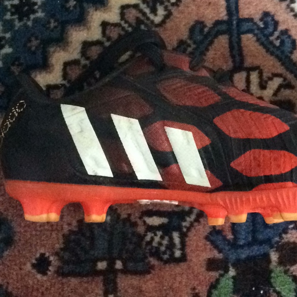 Boys Predator cleats - Picture 2 of 4